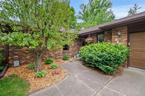 9804 Madison Ave, Urbandale, IA 50322