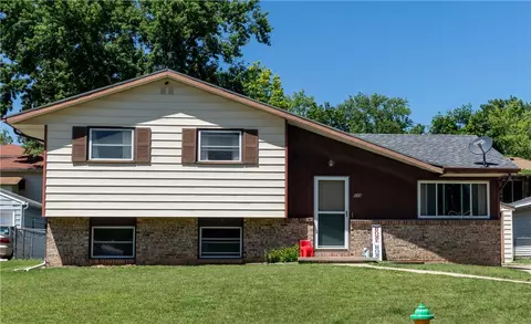 110 E Maxwelton Dr, Des Moines, IA 50315