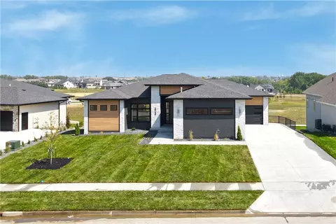 4727 Centennial Blvd, Urbandale, IA 50323