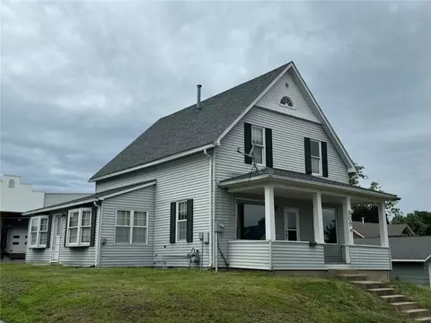 809 E 2nd St, Pella, IA 50219