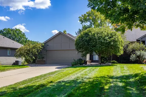 1136 Glen Oaks Dr, West Des Moines, IA 50266
