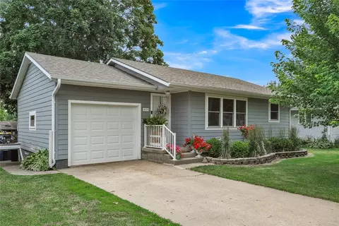 404 E 3rd St, Pella, IA 50219
