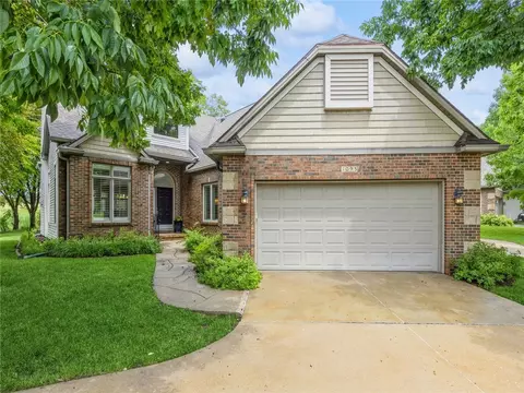 1093 Glen Oaks Dr, West Des Moines, IA 50266