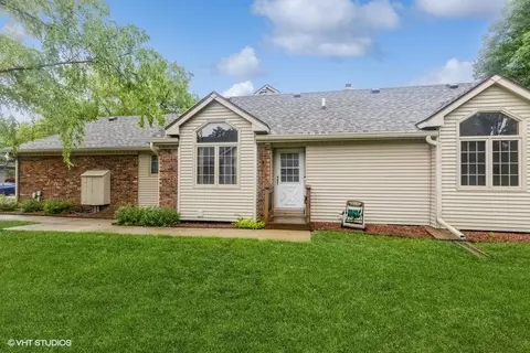 6838 Oakwood Dr, Urbandale, IA 50322