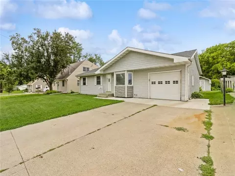 805 E 14th St N, Newton, IA 50208