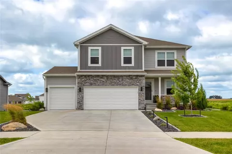 1075 Spruce St, Waukee, IA 50263