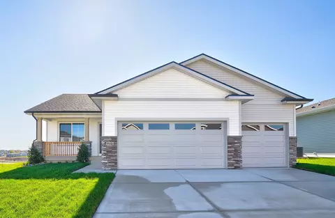 9446 Modena Ln, West Des Moines, IA 50266