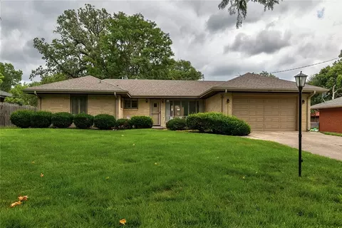 2105 74th St, Windsor Heights, IA 50324
