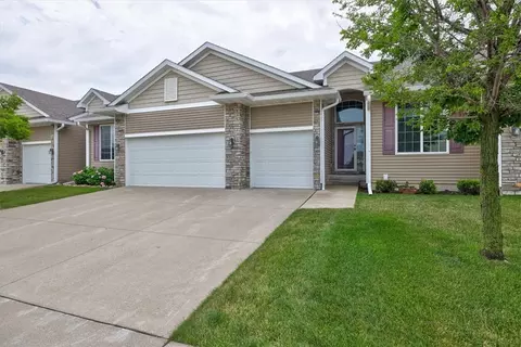 10208 Coventry Cir, Johnston, IA 50131