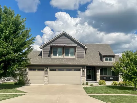 214 S 83rd St, West Des Moines, IA 50266