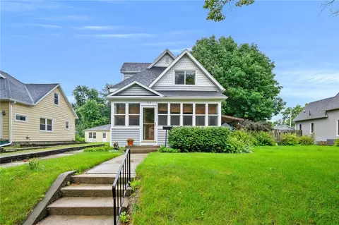 517 9th St, West Des Moines, IA 50265