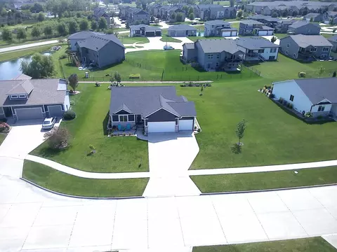 8844 Scarlet Dr, West Des Moines, IA 50266