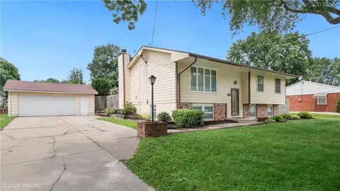 3912 80th St, Urbandale, IA 50322