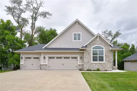 14439 Holcomb Ave, Urbandale, IA 50323