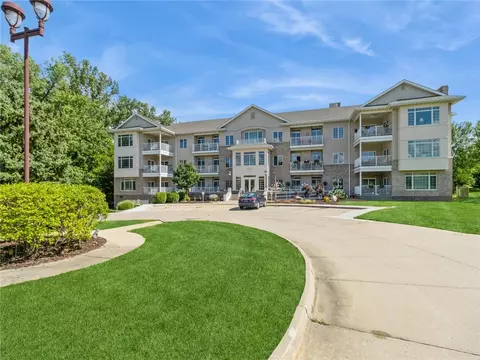 14100 Pinnacle Pointe Dr #307, Clive, IA 50325