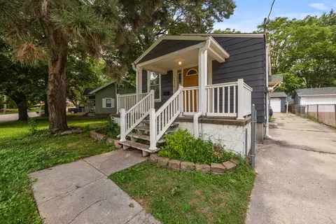 1735 Northwest Dr, Des Moines, IA 50310