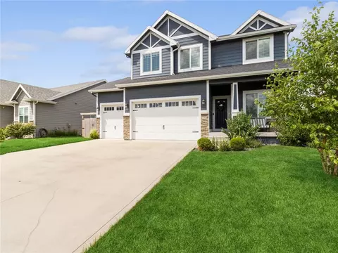 755 NE Traverse Dr, Waukee, IA 50263