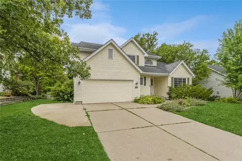 9314 Oakwood Dr, Urbandale, IA 50322