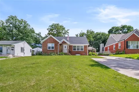 6026 Urbandale Ave, Des Moines, IA 50322