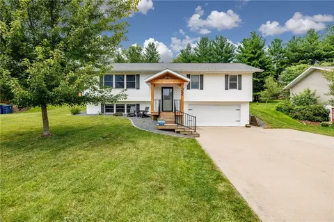22 Maple St, Pella, IA 50219