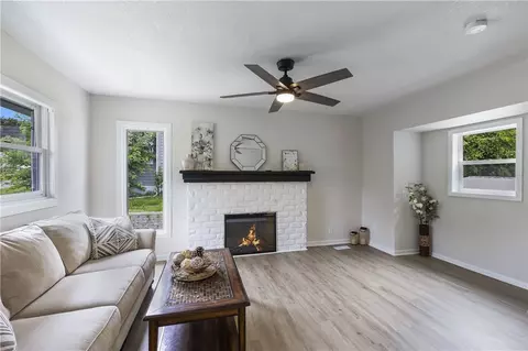 933 Virginia Ave, Des Moines, IA 50315