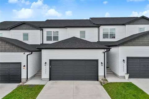 1227 E 28th St, Norwalk, IA 50211
