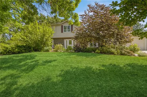 3009 Sherry Ln, Urbandale, IA 50322