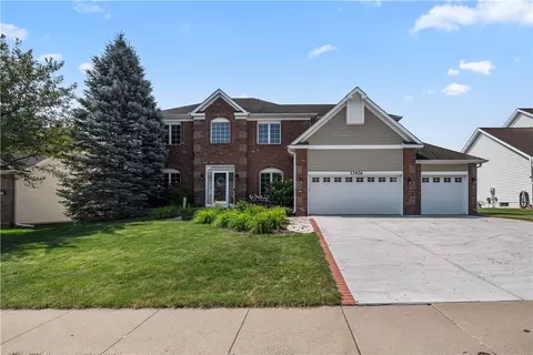 13926 Oak Brook Dr, Urbandale, IA 50323