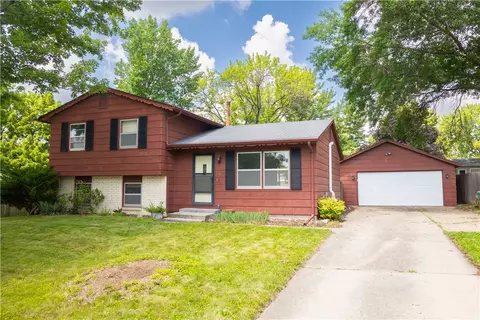 4812 Walnut Dr, Pleasant Hill, IA 50327
