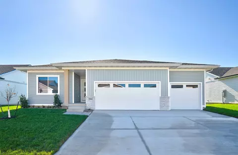 9462 Modena Ln, West Des Moines, IA 50266