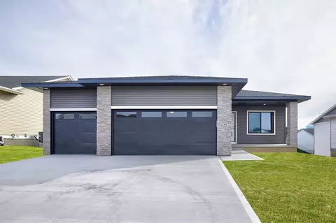 625 Milan St, West Des Moines, IA 50266