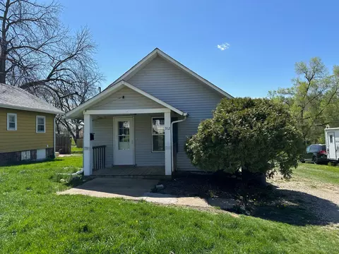 912 Lewis Ave, Des Moines, IA 50315