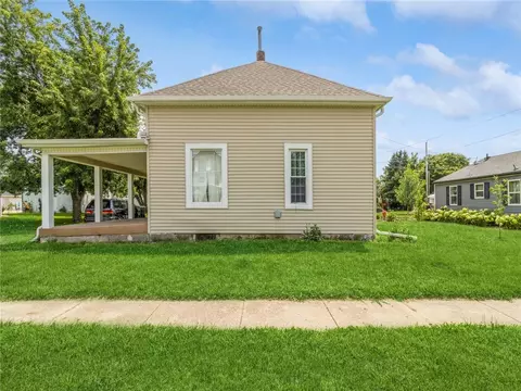 105 W Station St, Baxter, IA 50028