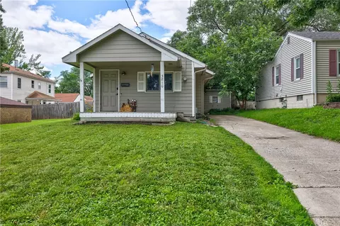 3810 52nd St, Des Moines, IA 50310