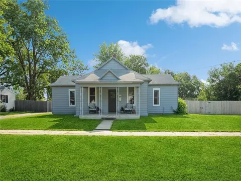 506 S E St, Indianola, IA 50125