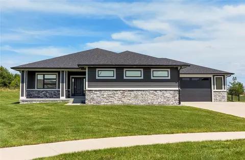 1801 Magnolia Cir, Norwalk, IA 50211