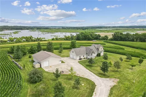 913 Marnett Dr, Knoxville, IA 50138