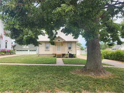 717 E Robinson St, Knoxville, IA 50138