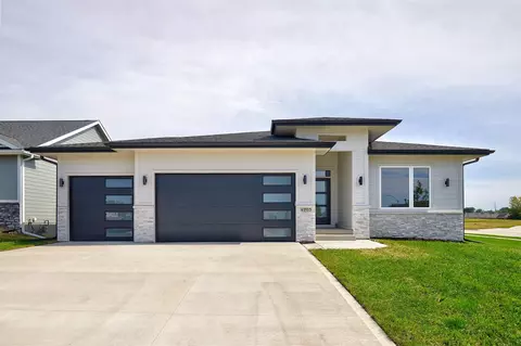 4703 89th St, Urbandale, IA 50322