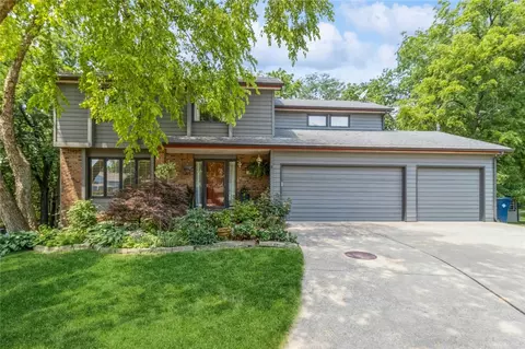3112 Pine Cir, Urbandale, IA 50322