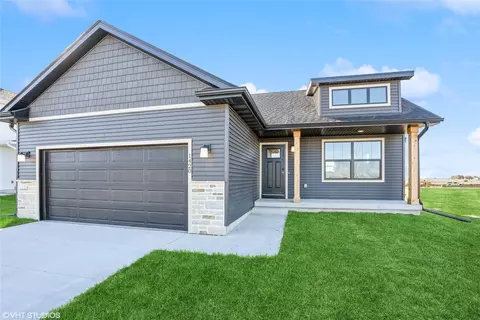 1420 Locust St, Waukee, IA 50263