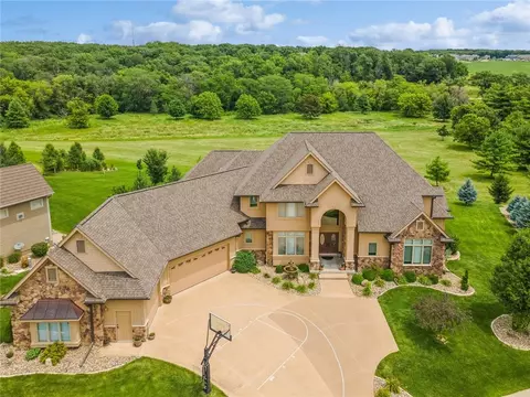 3805 144th St, Urbandale, IA 50323