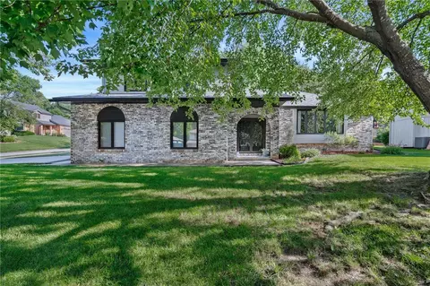 10166 Lincoln Ave, Clive, IA 50325