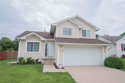 1586 Nine Iron Dr, West Des Moines, IA 50266
