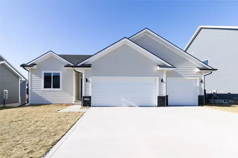 1419 S 91st St, West Des Moines, IA 50266