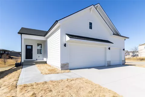 1407 S 91st St, West Des Moines, IA 50266