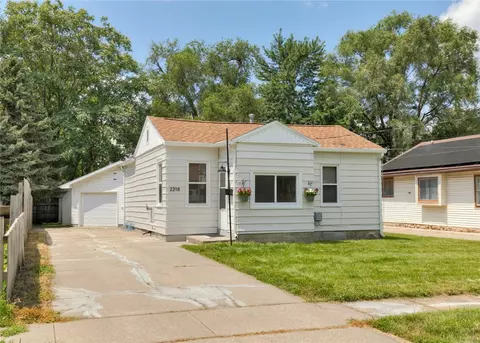 2218 E 21st St, Des Moines, IA 50317