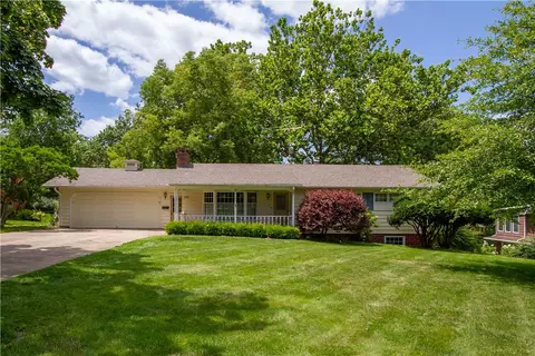 1421 Broadway St, Pella, IA 50219