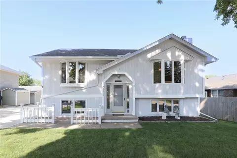 4216 90th St, Urbandale, IA 50322