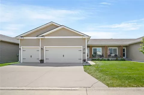 9572 Bluestem Ln, Johnston, IA 50131